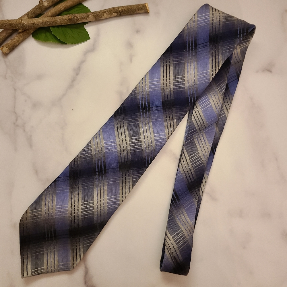 Mens Van Heusan blue striped tie. 58" long